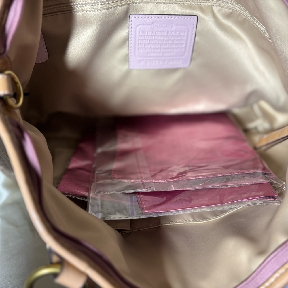 Coach Signature and Butterfly 🦋 Asia exclusive - Picture 4 of 10